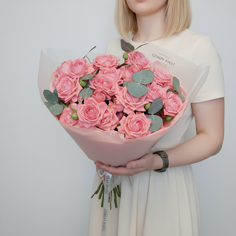 Букет из коралловых кустовых роз и эвкалипта, 5 веток кустовых роз