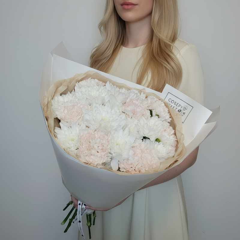 Букет из белой кустовой хризантемы и кремовых гвоздик, стандартный