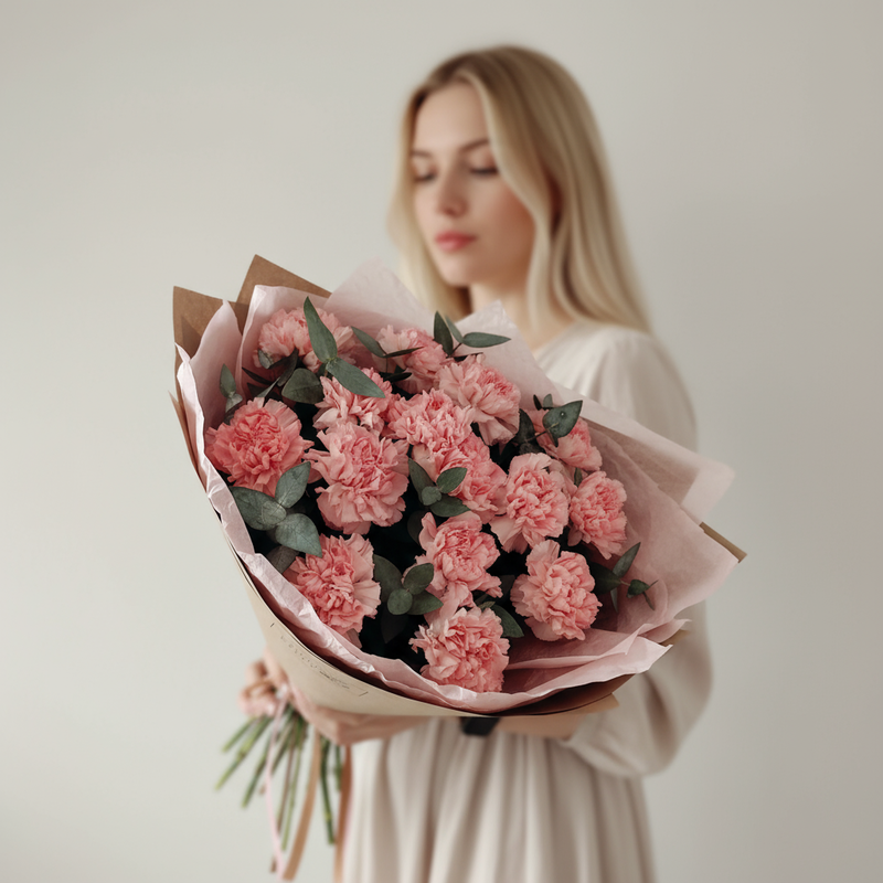 Букет из 15 розовых гвоздик с эвкалиптом, 15 розовых гвоздик