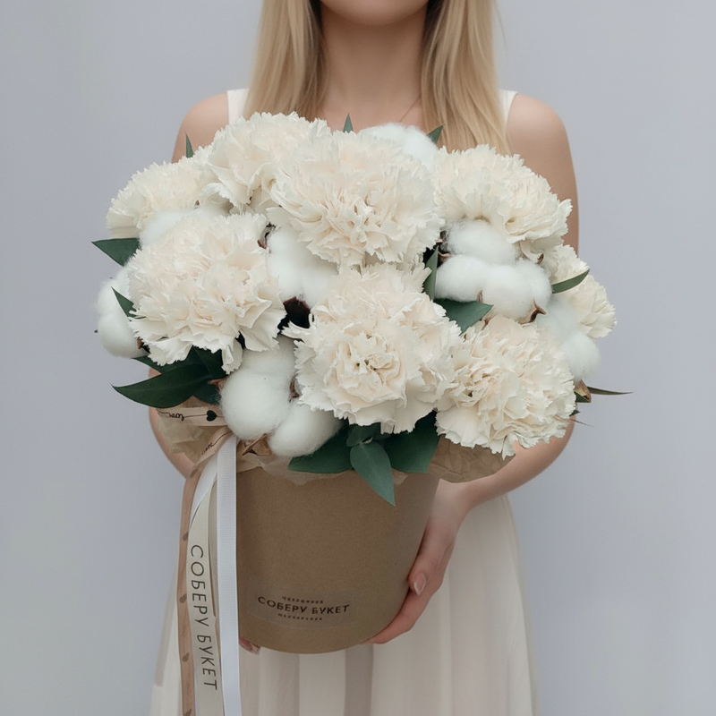 Kremovie gvozdiki s hlopkom i evkaliptom v shlyapnoj korobke, standart