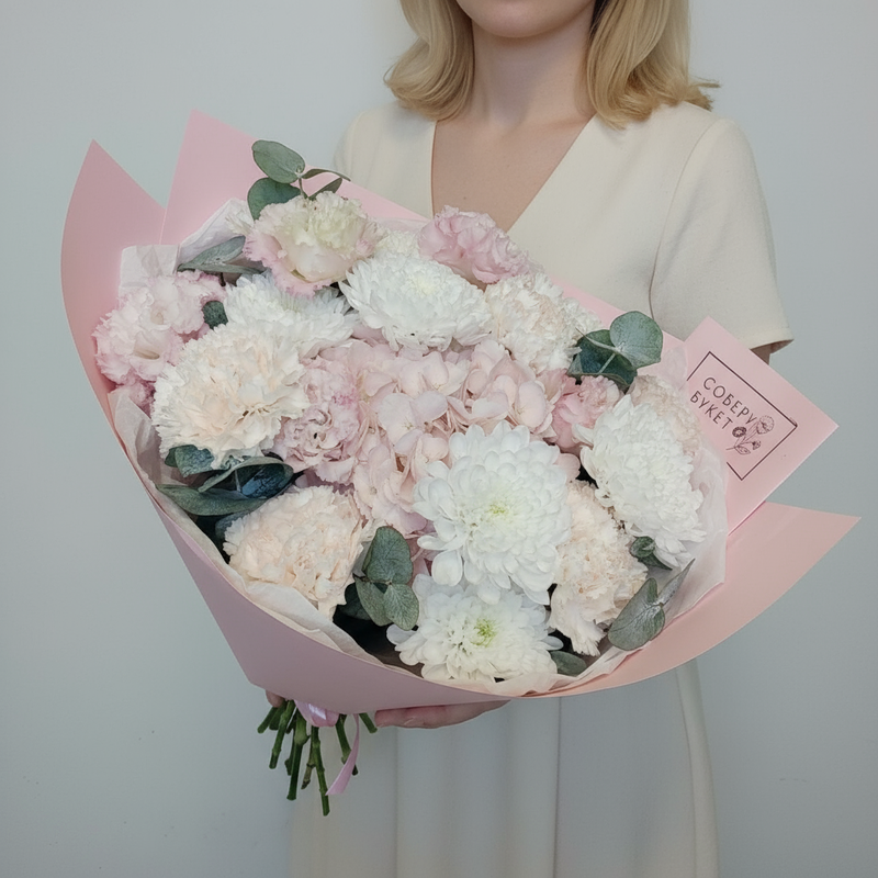 Букет из нежных розовой эустомы, гортензии, белой хризантемы и кремовых гвоздик, стандартный