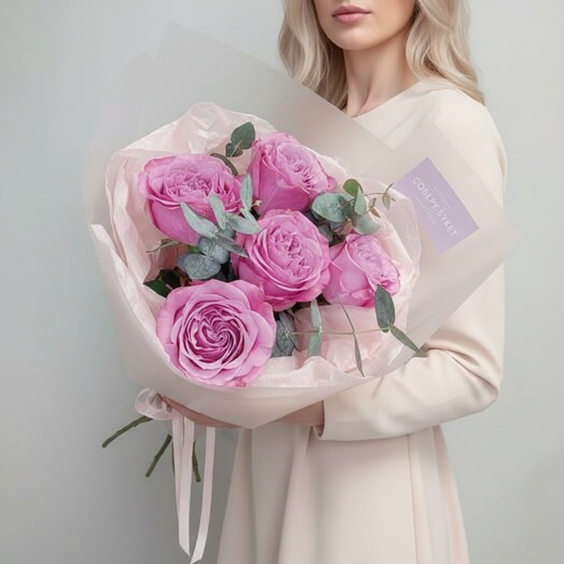 Buket iz 5 pionovidnih roz s evkaliptom, 5 pionovidnih roz