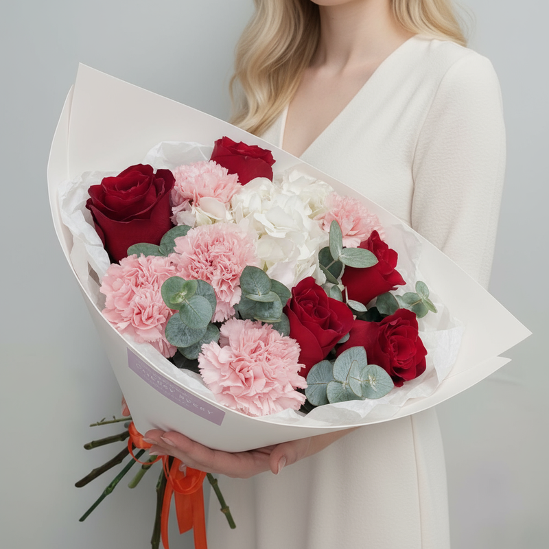 Авторский букет с красными розами, гортензией и эвкалиптом, стандартный