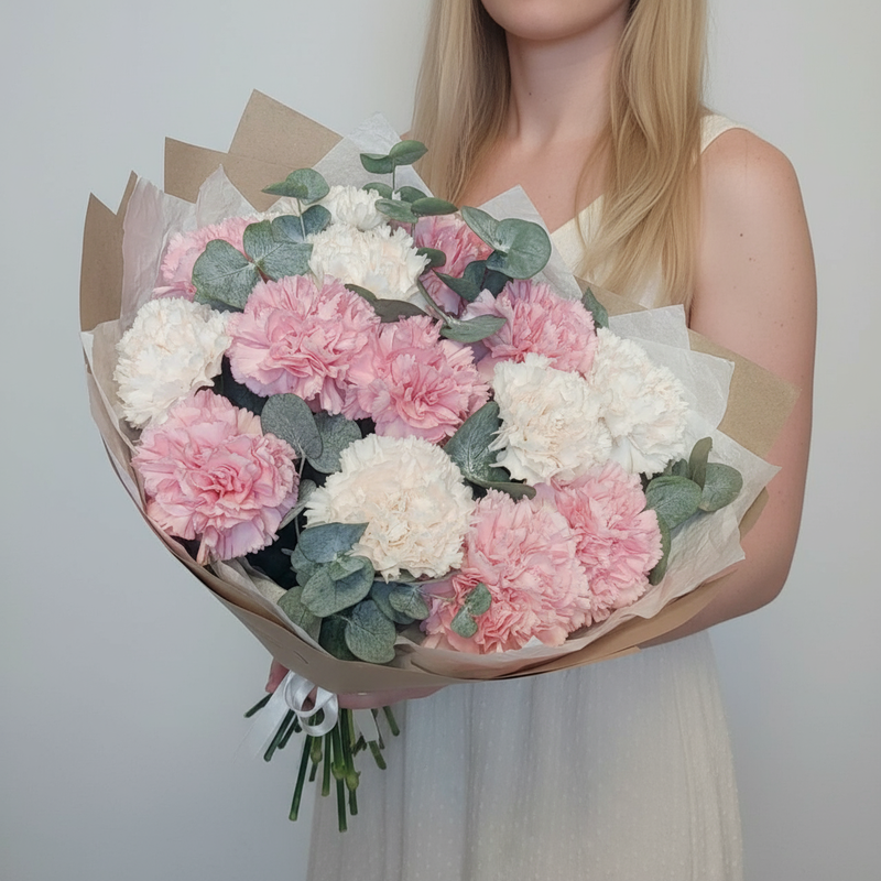 Букет из 15 кремовых и розовых гвоздик с эвкалиптом, 15 розовых и кремовых гвоздик