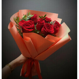 Buket iz 7 krasnih roz
