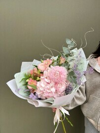 Авторский букет с гортензией и ранункулюсами