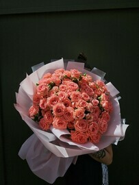 13 кустовых коралловых роз