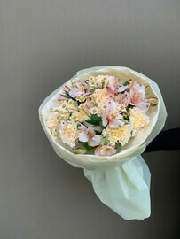 Buket iz diantusov i al_stromerij "Vesennij matrikarij"