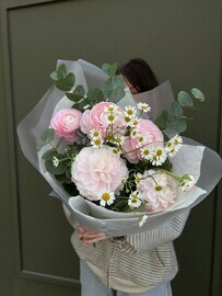 Buket s ranunkulyusami