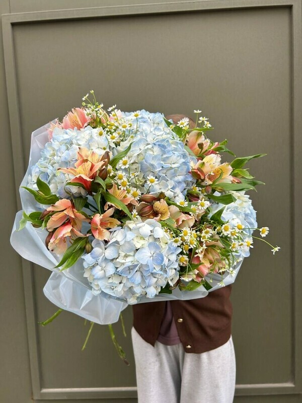 Mega buket s gortenziej, al_stromeriej i romashkoj, standart