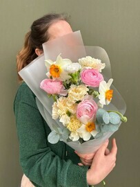 Solnechnij buket iz ranunkulyusa, diantusa i nartcissa