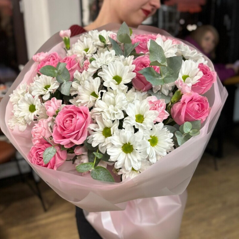 Букет "Романтические чувства" из хризантем ромашек и розочек, стандартный