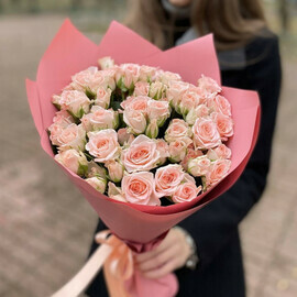 15. Букет из нежной кустовой розы
