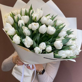 Букет из 51 тюльпана в оформлении