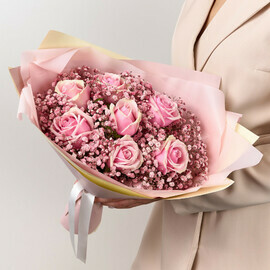 Buket iz rozovoj gipsofili i roz