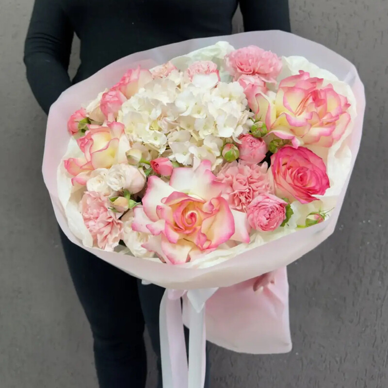 Avtorskij buket «Sladkaya Vata» (gortenziya, pionovidnie rozi, frantcuzskie rozi, diantusi), standart