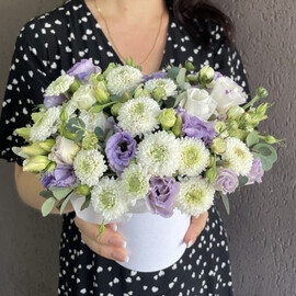 Эустому и хризантема в коробке s