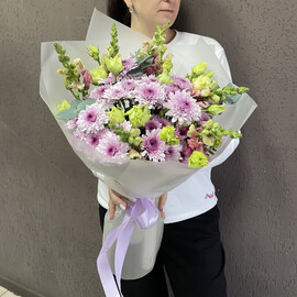 Букет из хризантем, львиного зева и эустомы с эвкалиптом