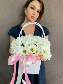 Handbag with chrysanthemum chamomile