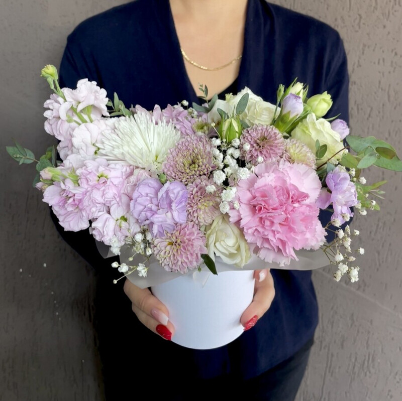 TCveti v mini korobke: mattiola, rozi kustovie, hrizantemi, diantusi, standart