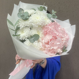 Buket iz gortenzii, hrizantem i evkalipta