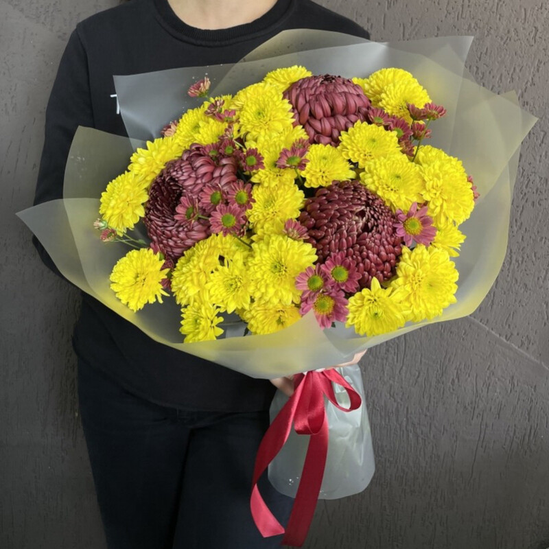 Яркий букет из хризантем Бигуди и кустовых хризантем Маме, стандартный