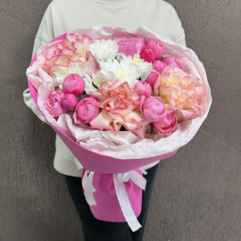 Французские розы, кустовые пионовидные розы хризантемы кустовые в зефирном букете