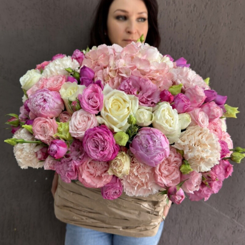 Авторская корзина с  гортензией и пионовидными розами, стандартный