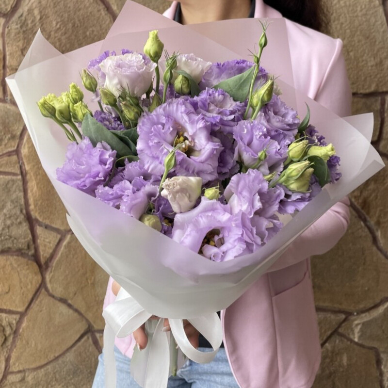 Buket-kompliment iz nezhnoj eustomi v sumke, standart