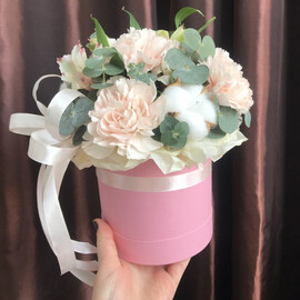 Kompozitciya v shlyapnoj korobke