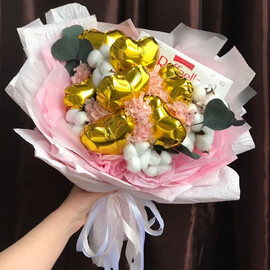 Букет из конфет, сухоцветов и шаров