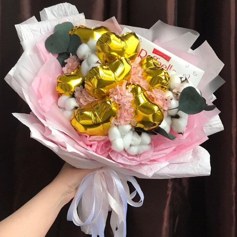 Buket iz konfet, suhotcvetov i sharov, standart