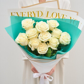 11 белых роз