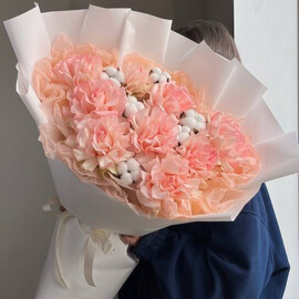 Букет из ажурных роз с нежным хлопком