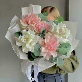 Букет "Клубника со сливками" французские розы с эвкалиптом