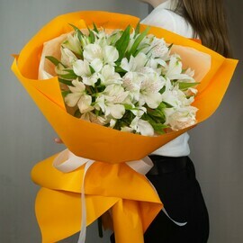 Пышный букет с альстромерией