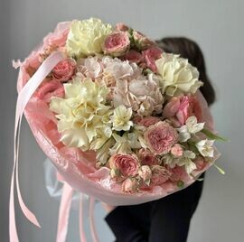 Renessans — pishnij buket s frantcuzskimi i kustovimi rozami