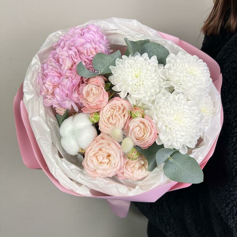 Розовая гортензия с белой хризантемой и розовой розой, стандартный