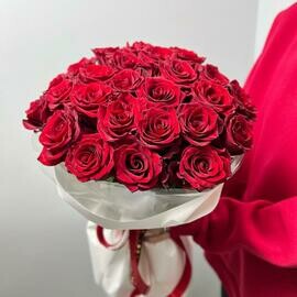 25 krasnih roz Ekvador v avtorskoj upakovke