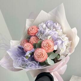 Lavandovaya gortenziya s pionovidnoj rozoj i evkaliptom