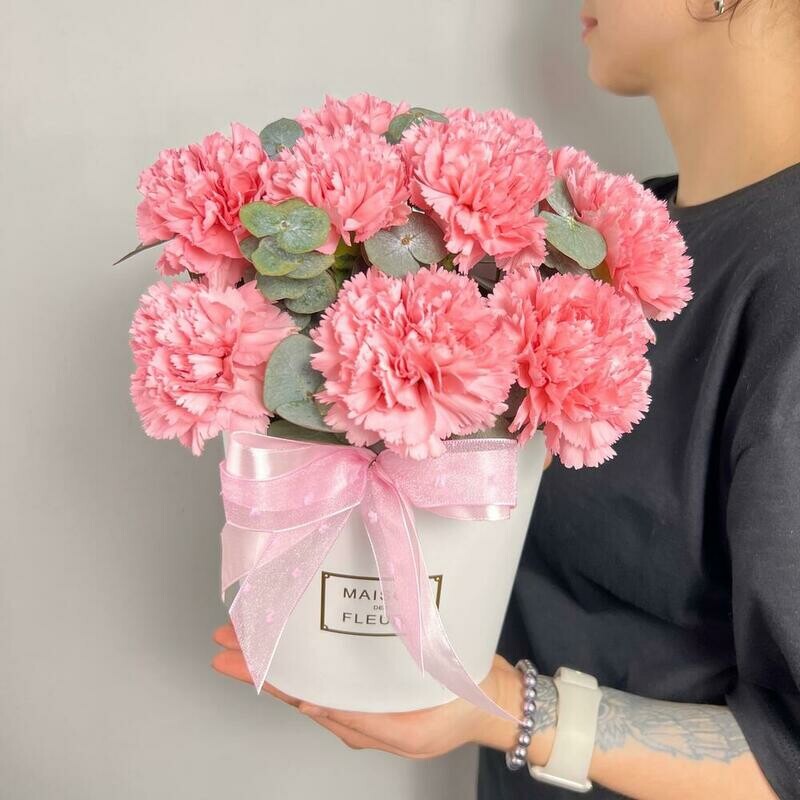 Nezhno-rozovie diantusi s evkaliptom v stil_noj korobochke, standart