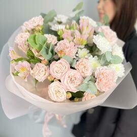 Milij buket s hrizantemoj i pionovidnimi rozami