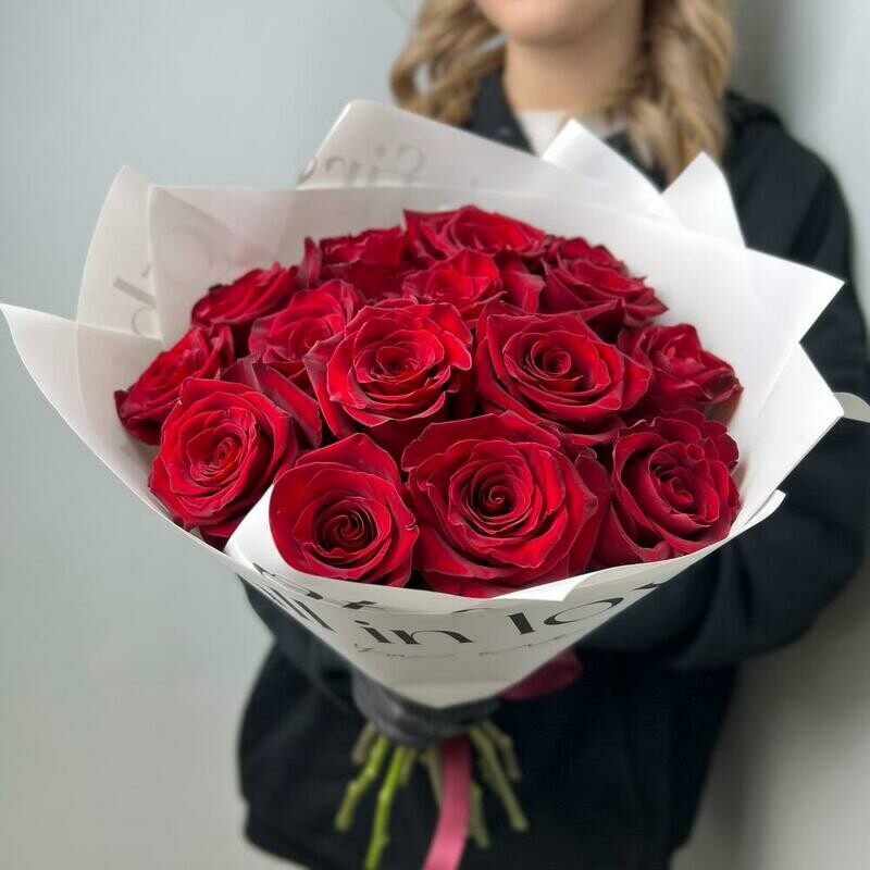 15 bordovih roz v oformlenii, 15 bordovih roz v oformlenii