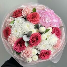 Яркие розовые розы с гортензией и хризантемой 