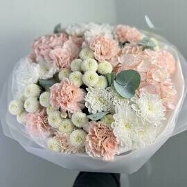 Nezhnie rozovie gortenzii s kremovimi diantusami i hrizantemami