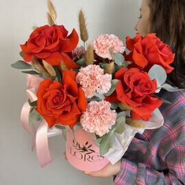 Розовая коробочка с красными розами и розовыми диантусами