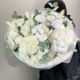 Белые хризантемы с хлопком и веточками эвкалипта