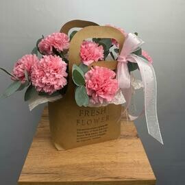 Розовые нежные Диантусы в крафт сумочке