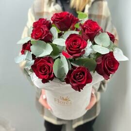 Barhatnie bordovie rozi s evkaliptom v stil_noj korobochke