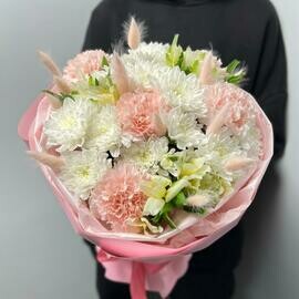 Нежные розовые диантусы с хризантемой и альстромериями